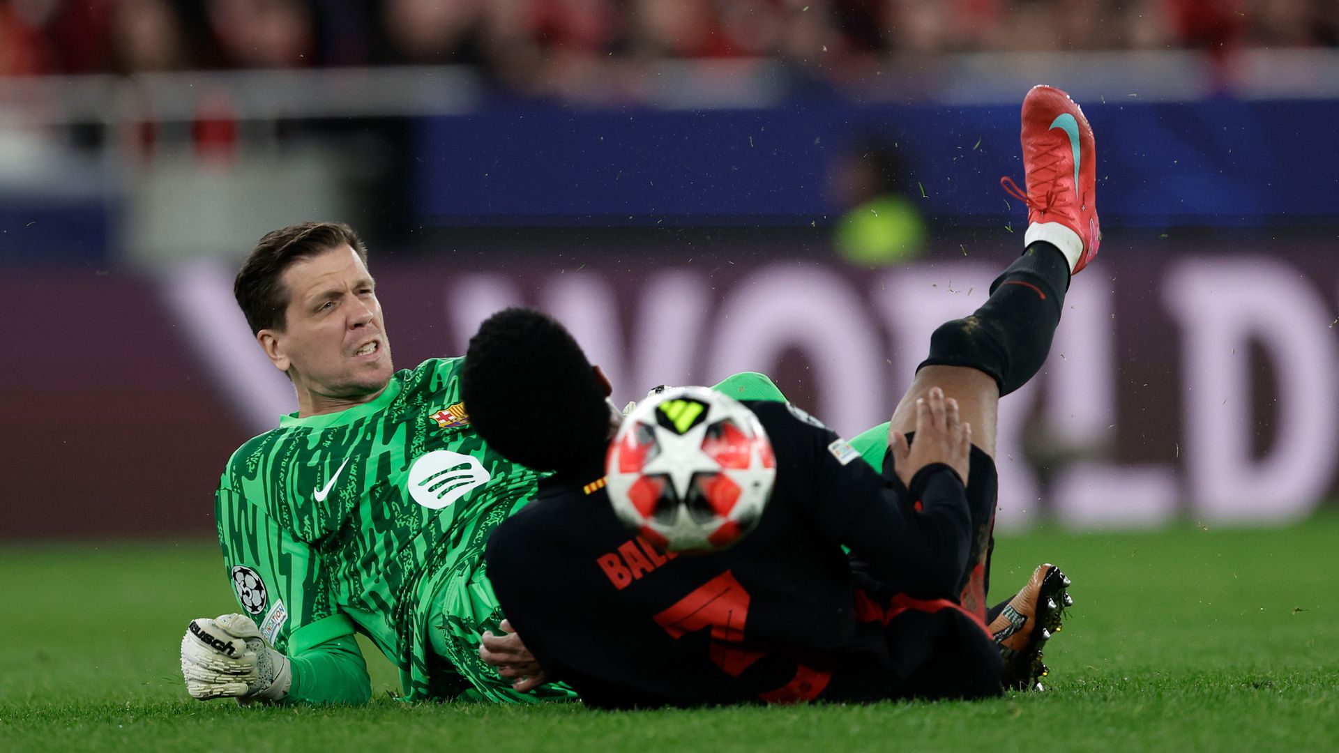 Wojciech Szczesny (balra) letaglózta Alejandro Baldét a Benfica második találata előtt (Fotó: Getty Images)