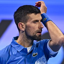 Novak Djokovicsot sántítva kapták lencsevégre a dohai repülőtéren – videó