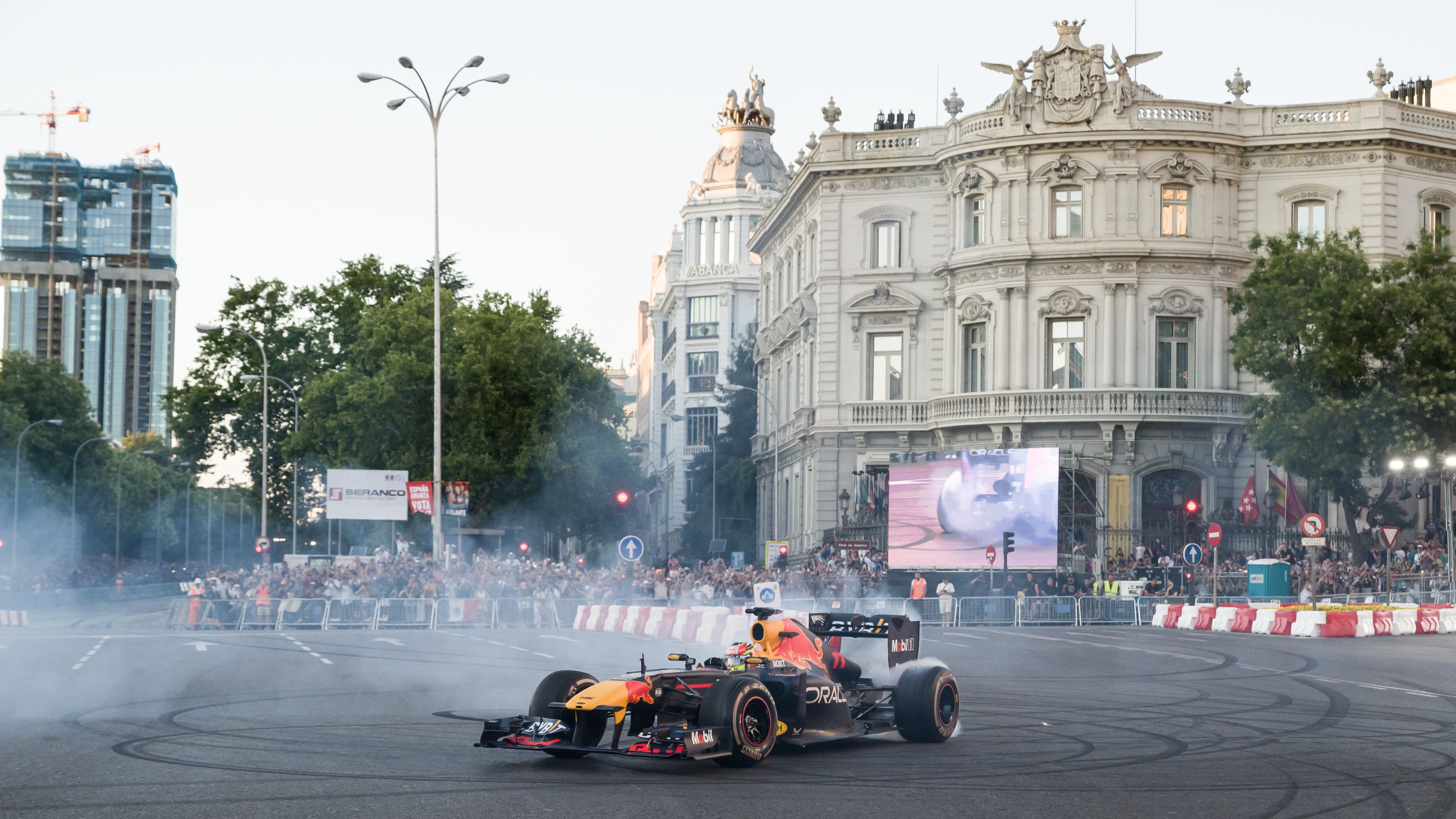 Idén ősszel újra Red Bull-versenyautók parádéznak Budapest utcáin