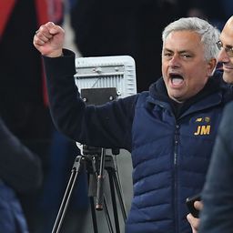 Mourinho elemében volt; vicces ajándékkal lepett meg egy holland újságírót – videóval