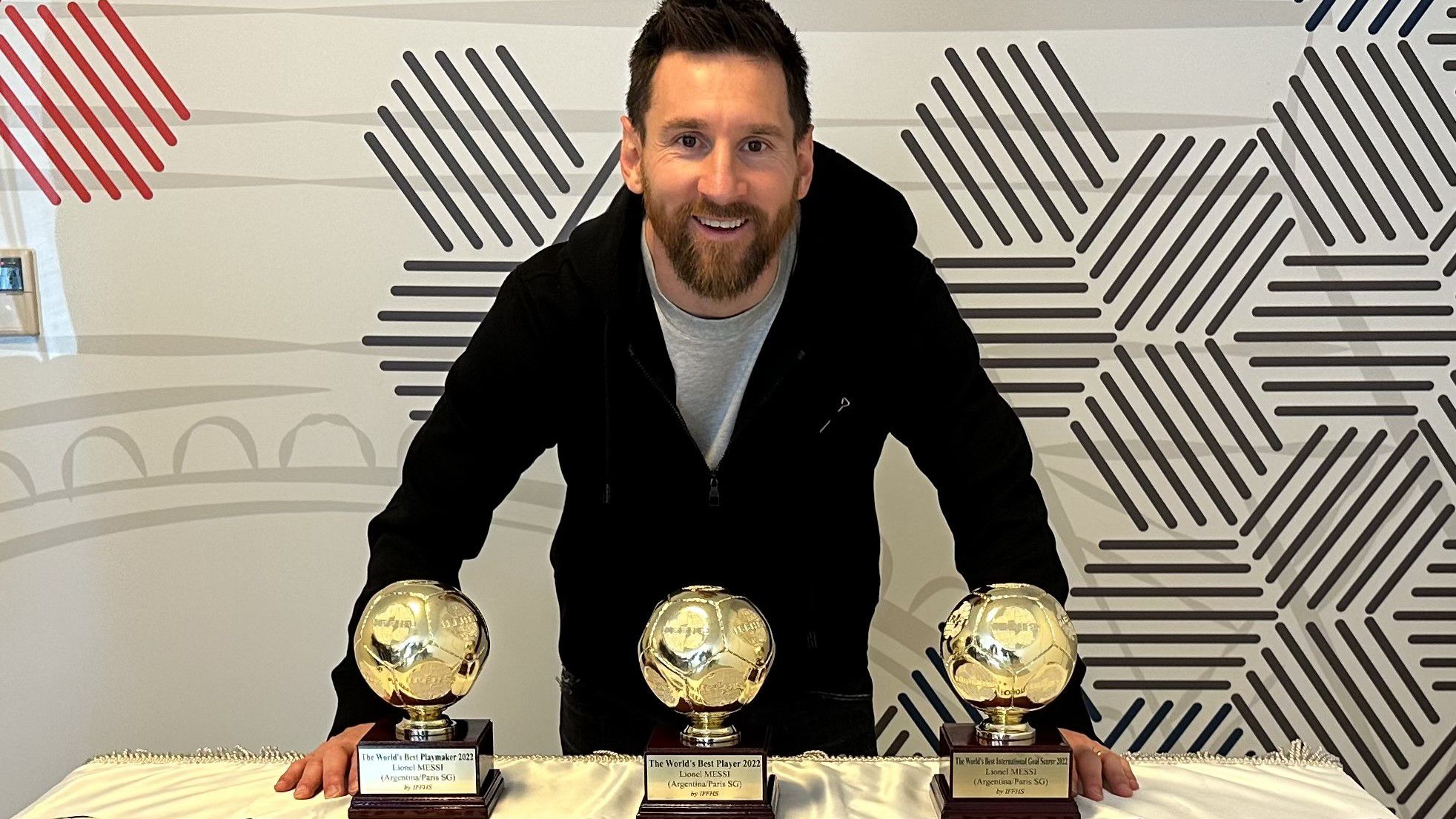 Lionel Messi és a díjai (Fotó: IFFHS)