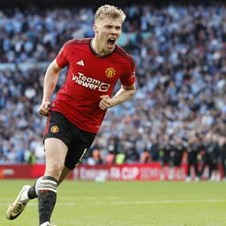 Őrület! Felállt háromgólos hátrányból a másodosztályú csapat, mégis a Manchester United jutott az FA-kupa döntőjébe – videóval