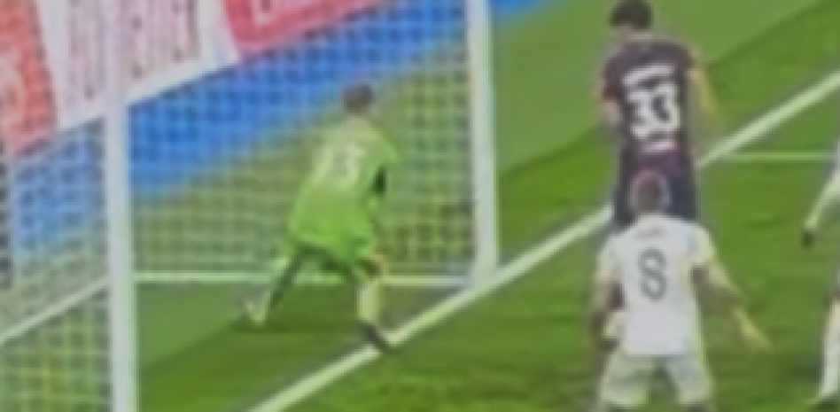 Lunyin állítólag még azelőtt kiütötte a labdát, hogy az áthaladt a gólvonalon Fotó: Mundodeportivo.com/Videotape