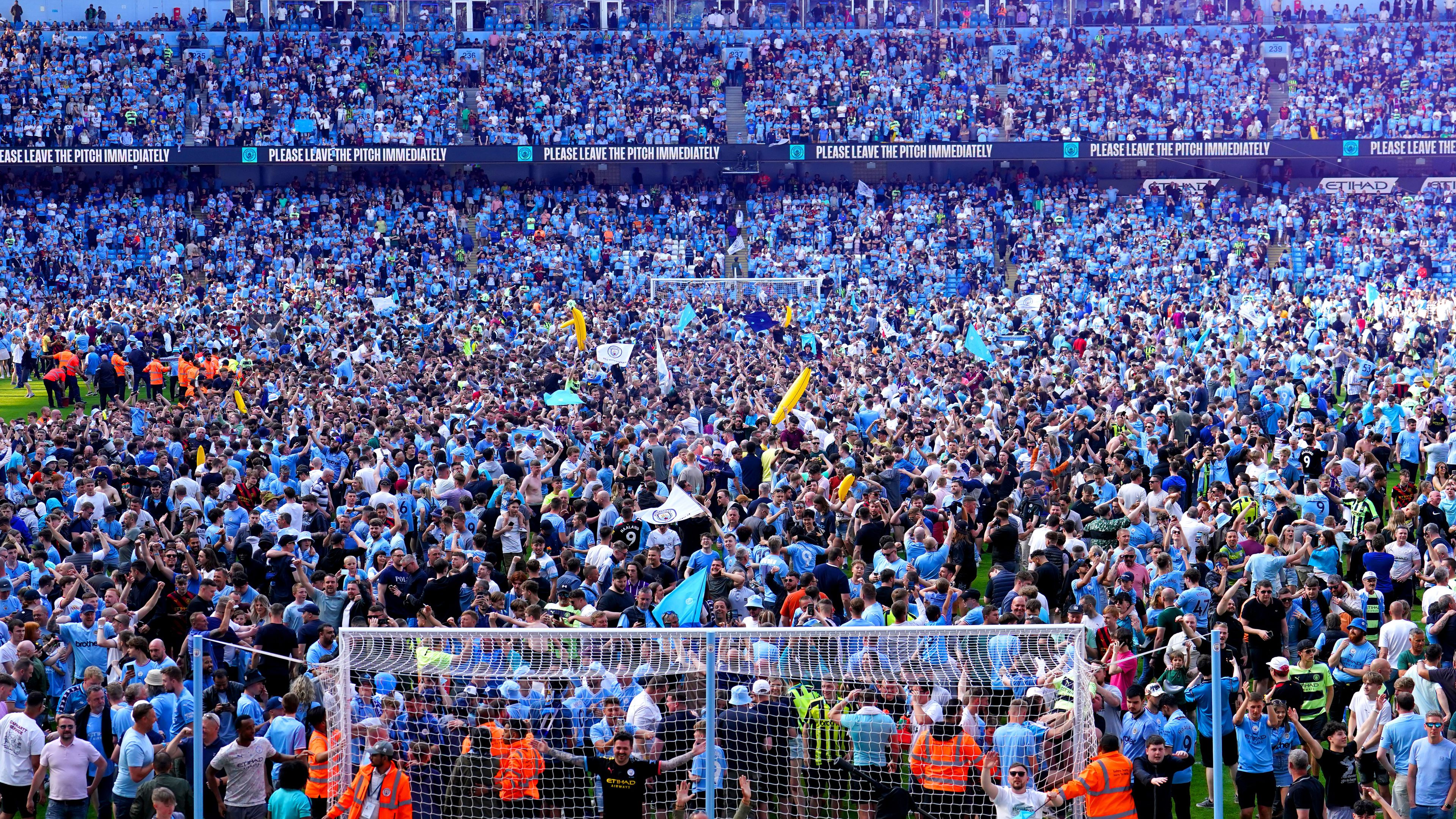 Ellepték az Etihad pályáját a Manchester City szurkolói