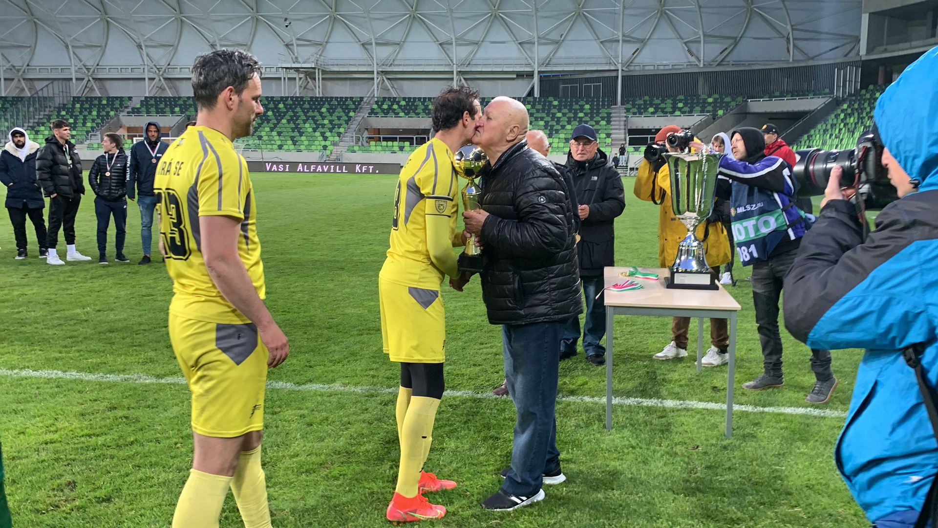 Halmosi Zoltán (jobbra) meghatódva gratulált fiának a tizenegyesekkel megnyert kupadöntő után / Fotó: Király SE