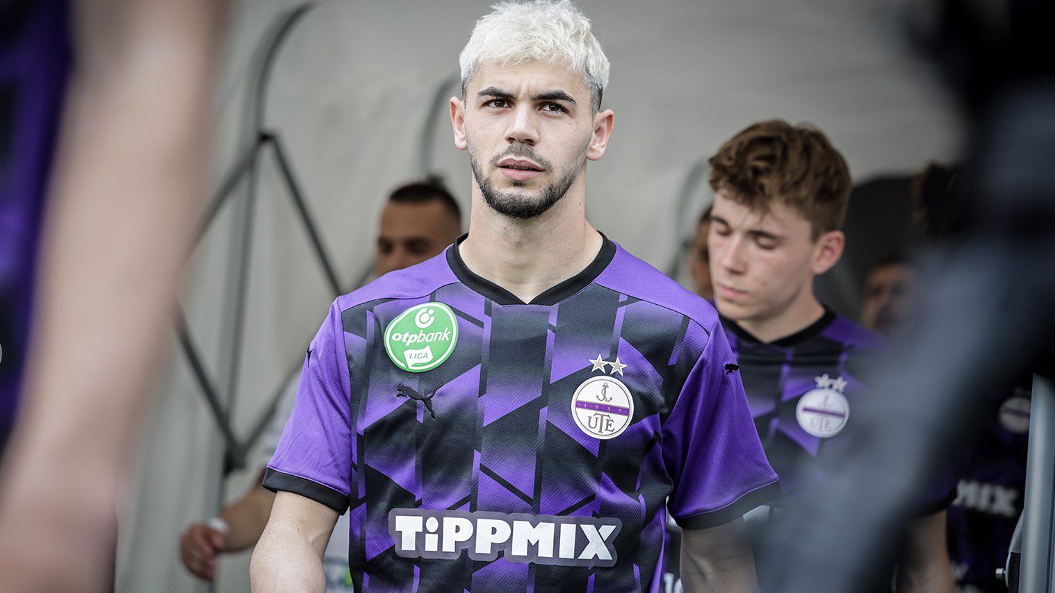 Lirim Kastrati sérülése után visszament volna a pályára, de az Újpest szakmai stábja nem engedte. (Fotó: ujpestfc.hu)