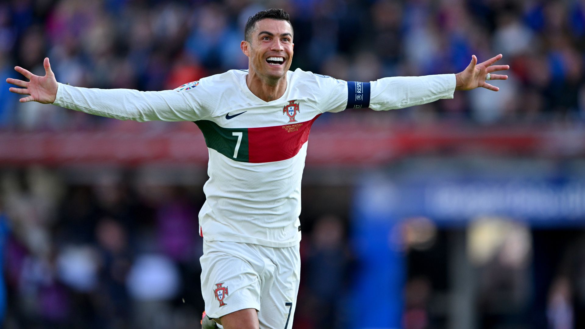 Az Európa-bajnoki címtől a tóba hajított mikrofonig: így írt történelmet Cristiano Ronaldo – videókkal
