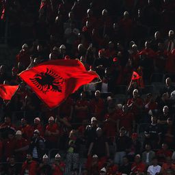 Albán sast mutatott a szerb drukkereknek a koszovói újságíró, eltiltást kapott az UEFA-tól