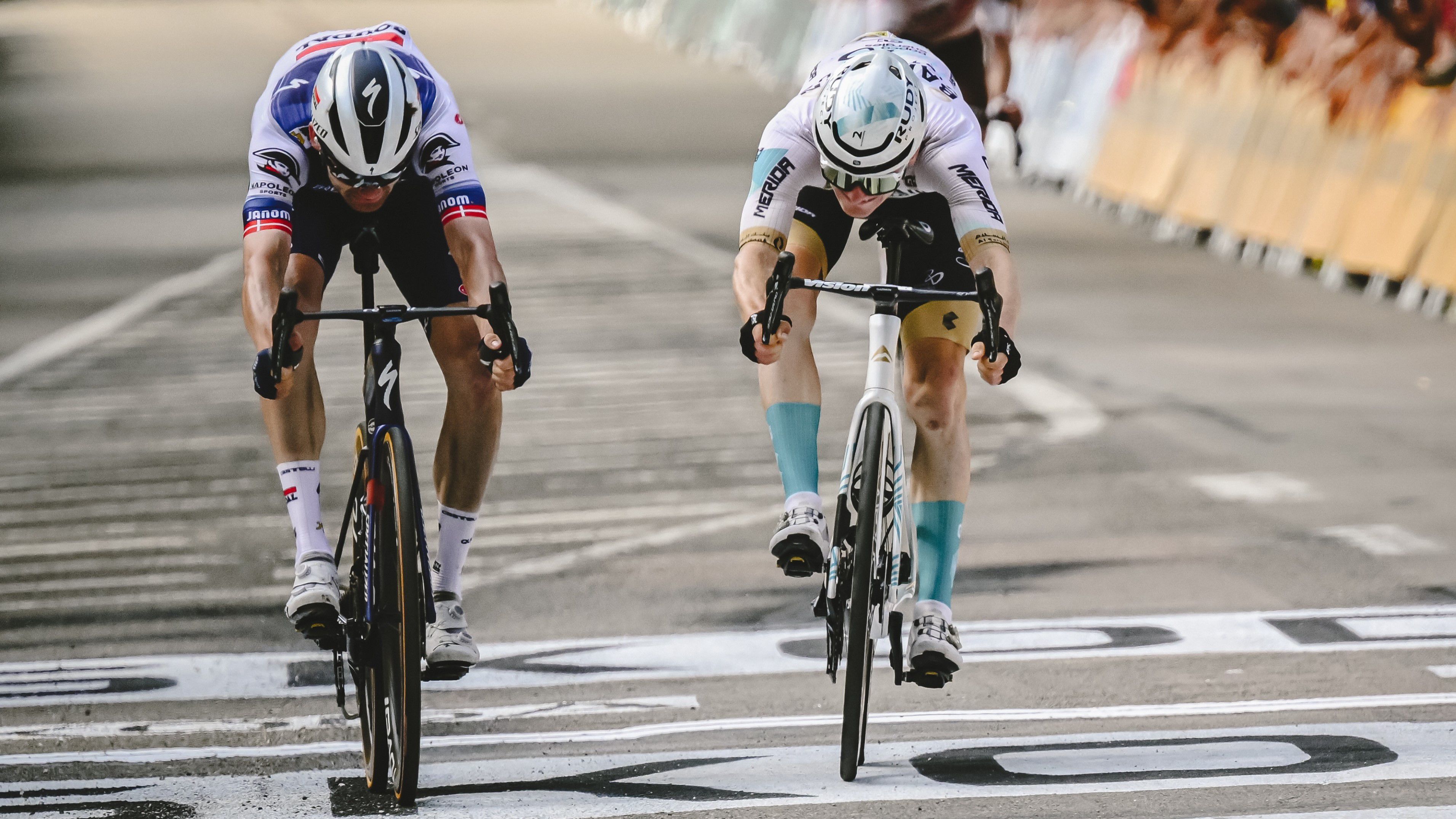 Centiméterek döntöttek: Matej Mohoric (jobbra) nyerte a Tour 19. szakaszát (Fotó: Twitter/Tour de France)