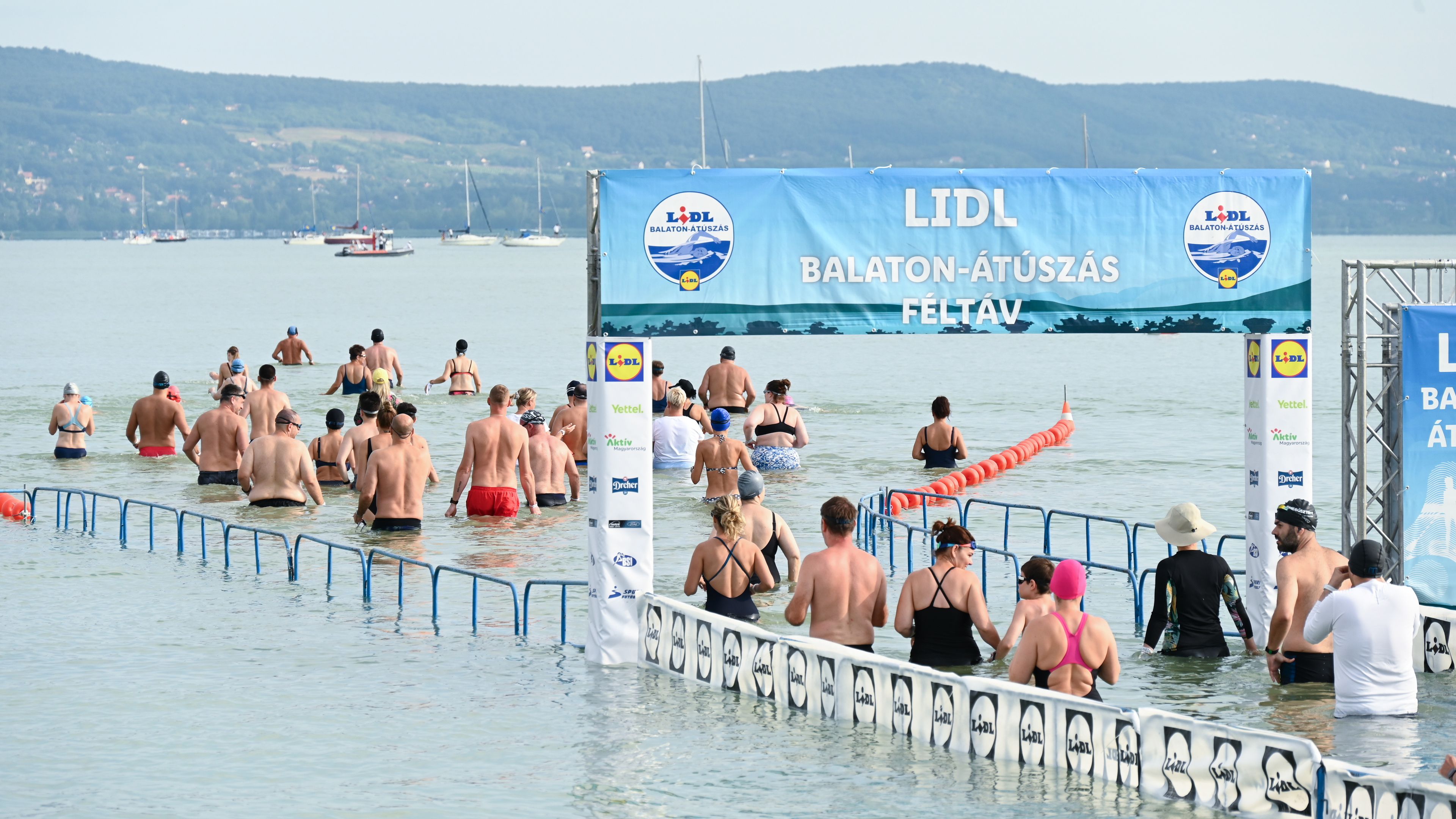 Elrajtolt a Balaton-átúszás mezőnye