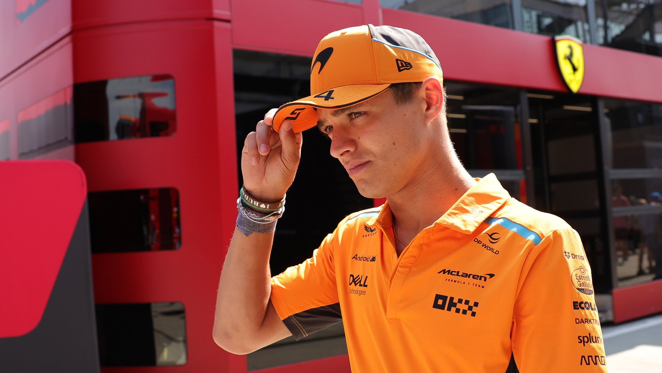 Lando Norris indul az élről, mégpedig herendi stílusú sisakban (Fotó: Zsolnai Péter)