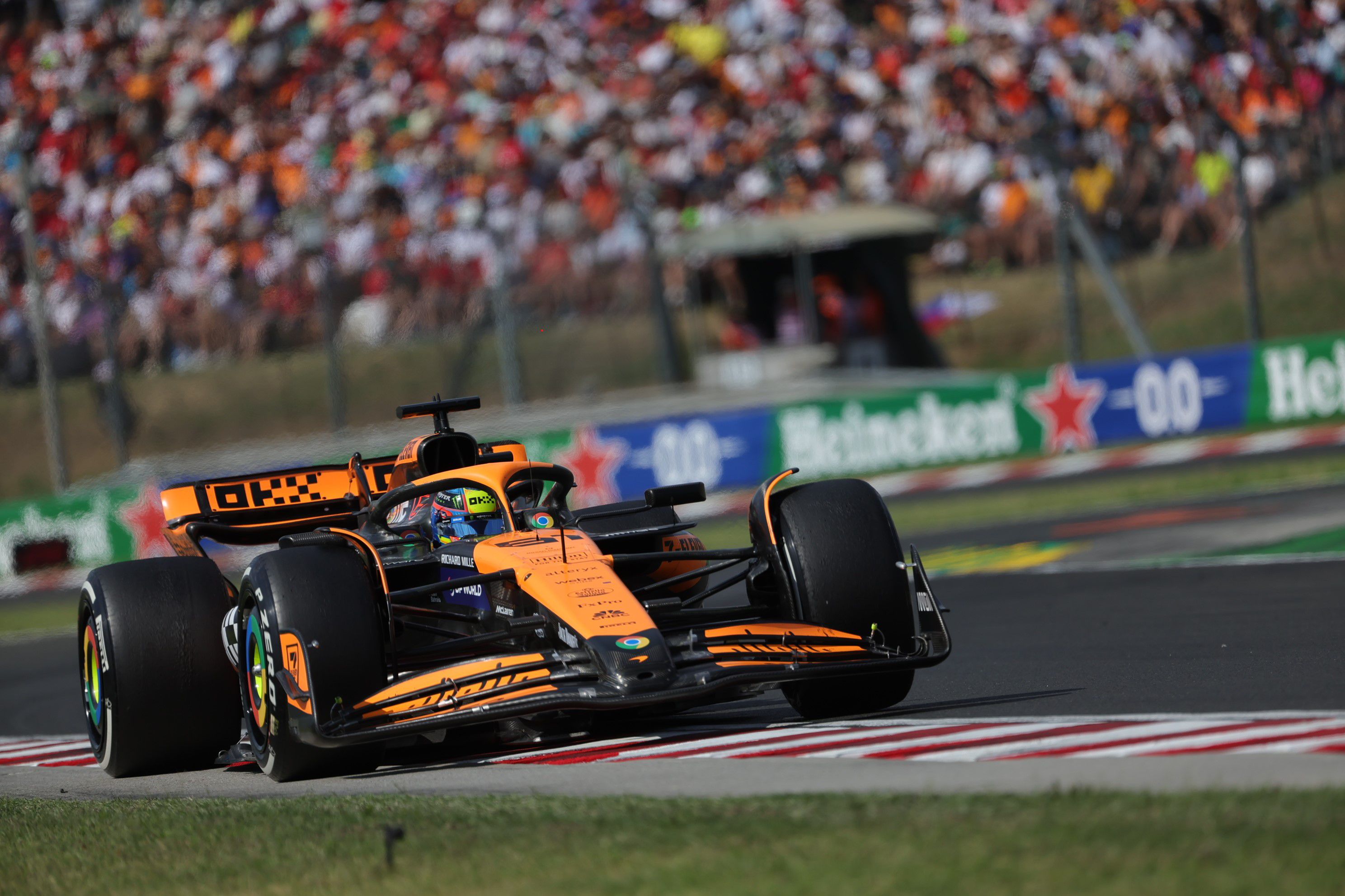 F1-hírek: Hamilton „megreptette” Verstappent, Piastri a McLaren házicsatája után szerezte meg első futamgyőzelmét a Hungaroringen