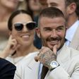 David Beckham véletlenül egy kopasz foltot nyírt a saját hajába – videóval