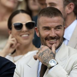 David Beckham véletlenül egy kopasz foltot nyírt a saját hajába – videóval