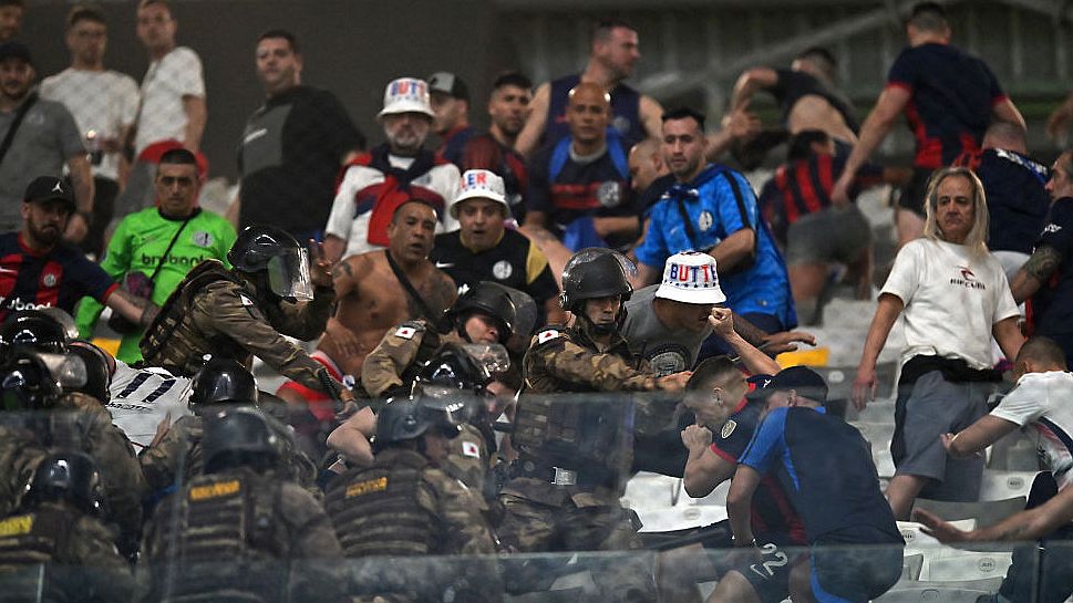 Videó: A brazil rohamrendőrök minden ok nélkül támadtak rá az argentin csapat szurkolóira