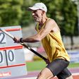 Nézze meg, milyen rúdugró lett 68 éves korára minden idők legnagyobb férfi síelője!