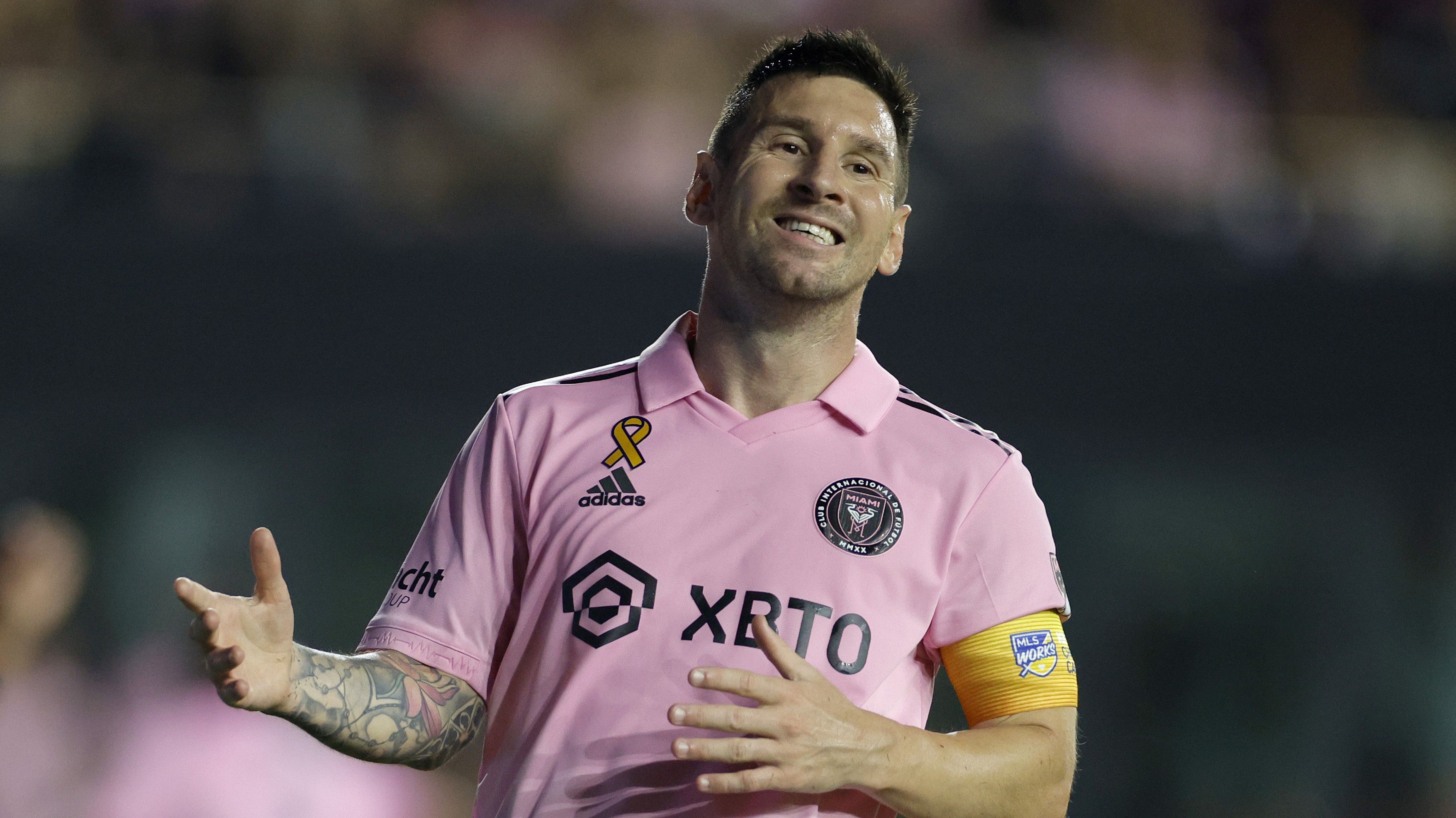 A sérült Messi lecserélése után szürreálisan reagáltak a „szurkolók” – videóval