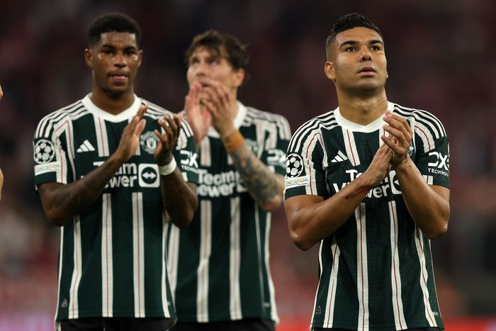 Hiába Casemiro (jobbra) duplája, a Manchester United kikapott a Bayern Münchentől