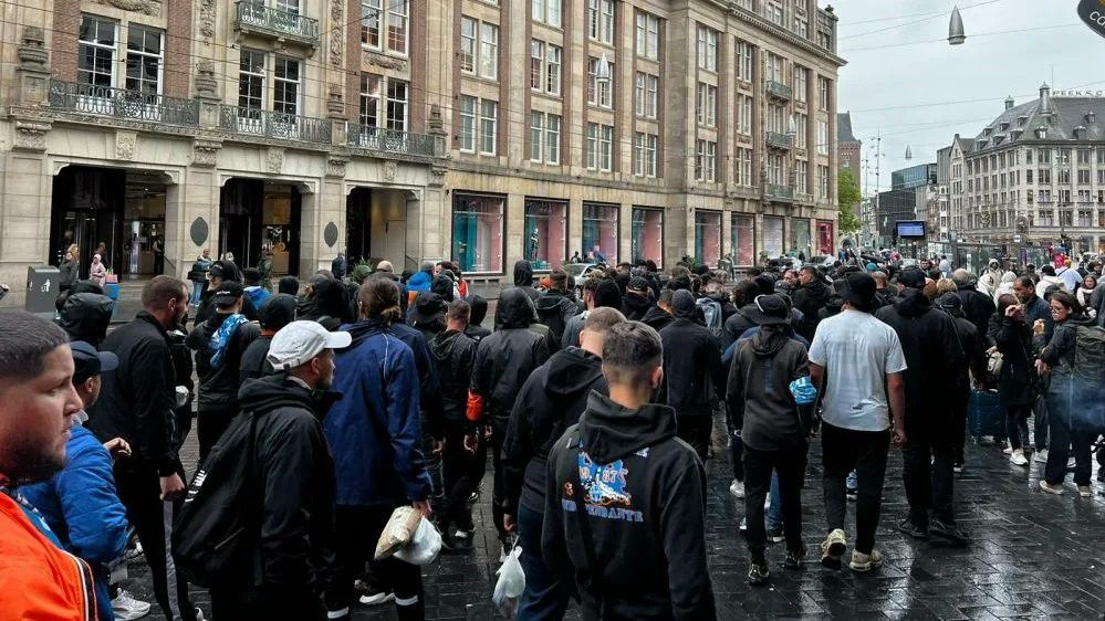 Letartóztatták a patinás klub fegyveres szurkolóit Amszterdamban