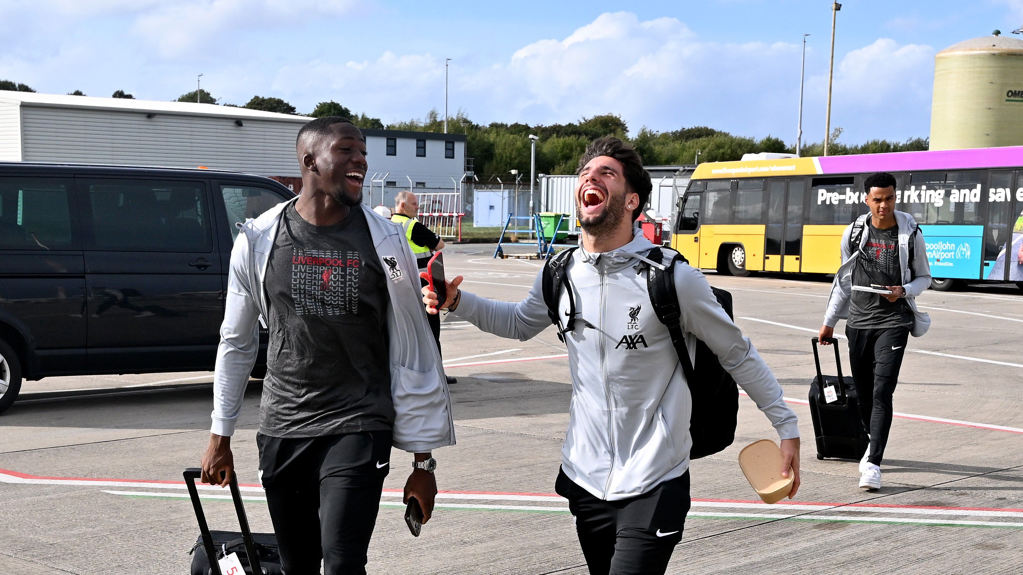 Szoboszlai Dominik szerdán csapattársával, Ibrahima Konatéval nevetgélt a Liverpool-John Lennon repülőtéren