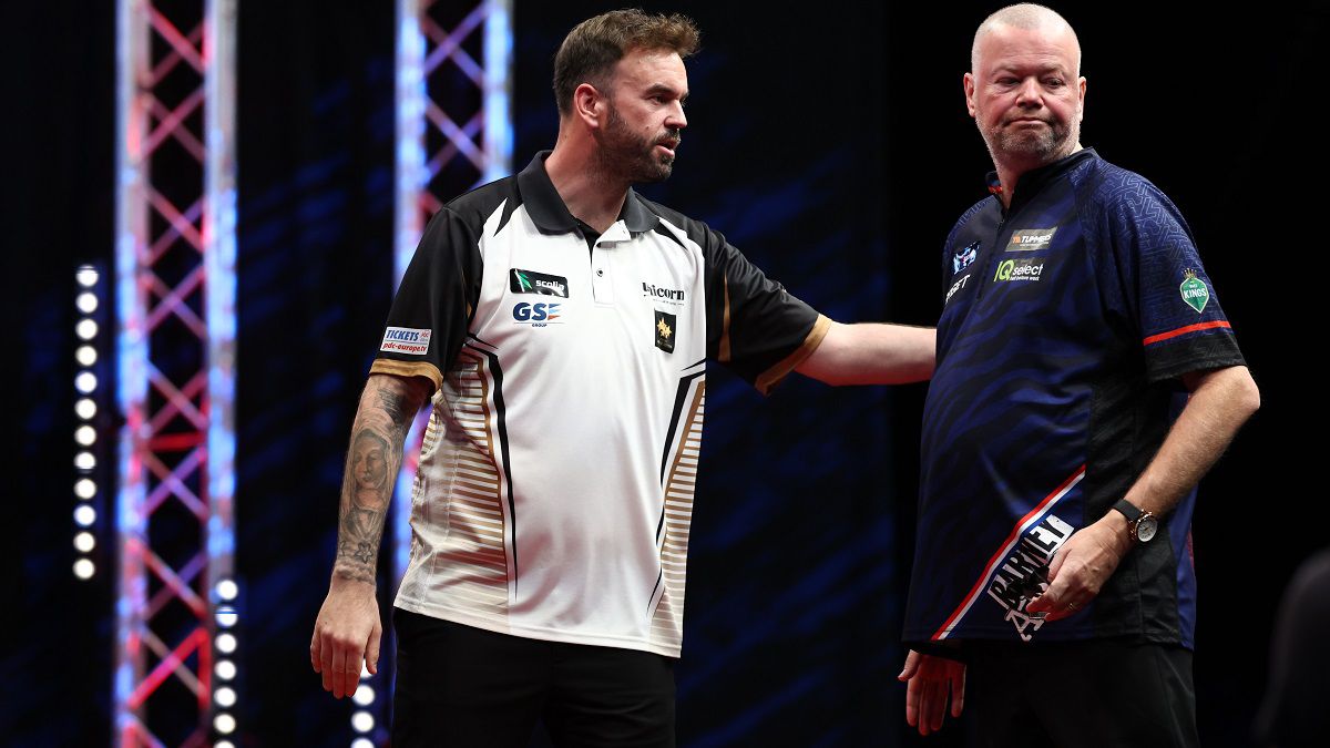 Ross Smith vigasztalja Raymond van Barneveldet