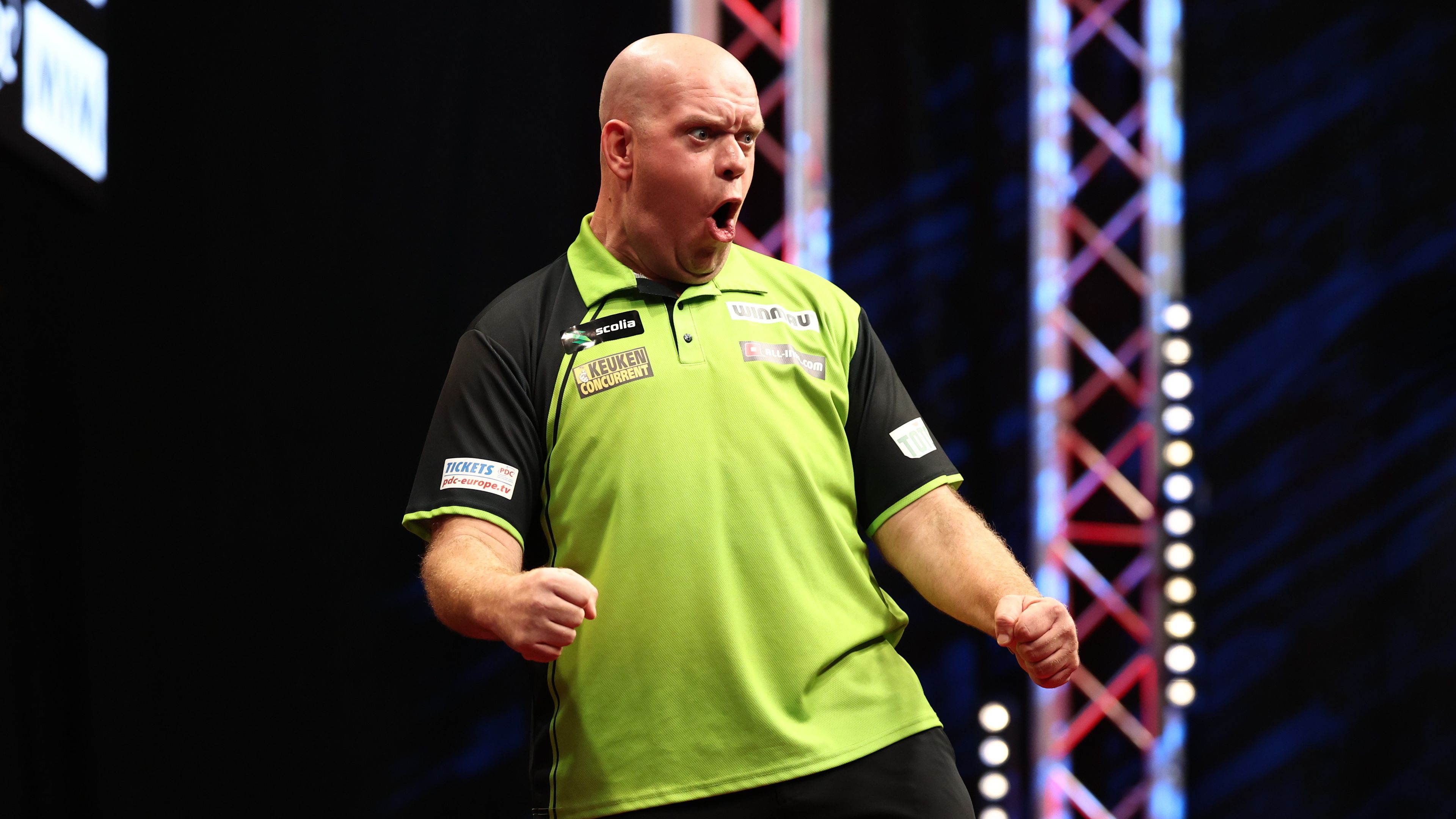 Michael van Gerwen rögtön az első legben kilencnyilast dobott Martin Lukeman ellen (Fotó: Korponai Tamás)