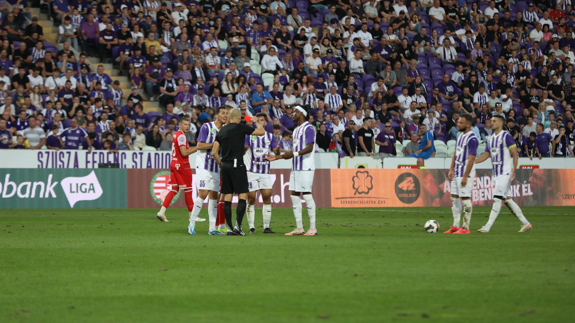 Bognár Tamás játékvezető nem sokat hezitált, a sárga lap mellett a piros is felmutatta az Újpest francia légiósának. (Fotó: Juhász Sára)