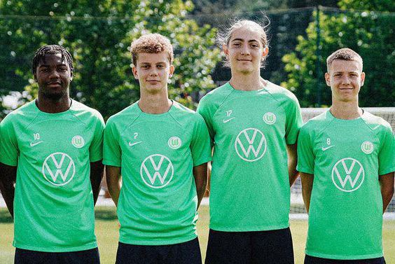 Mándity (jobbra) egyik álmát már teljesítette (Fotó: VFL Wolfsburg)