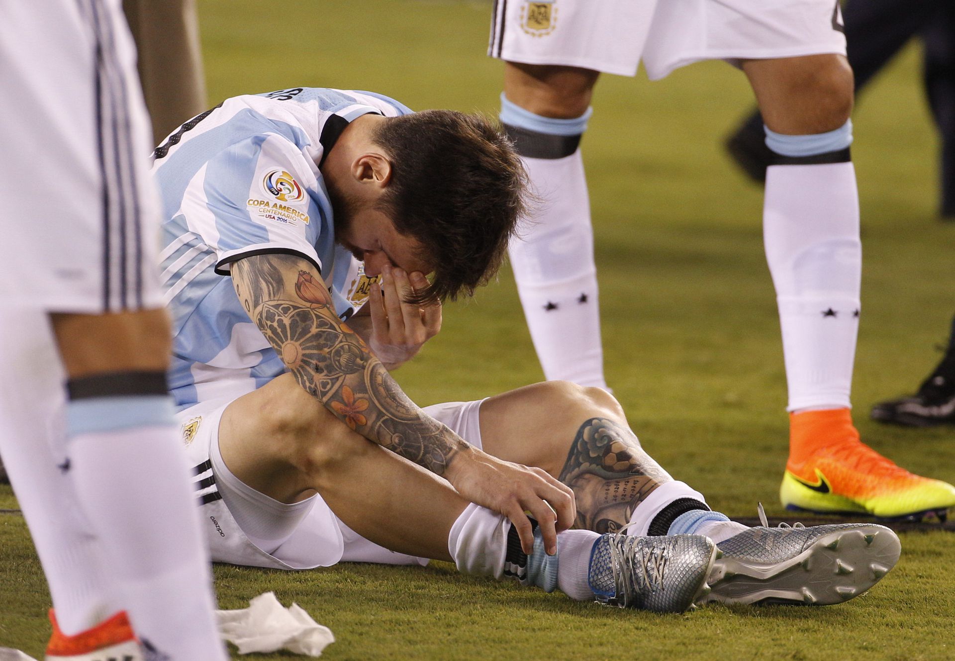 Összetörve…A Chile elleni, tizenegyesekkel elveszített Copa América döntő a sorozatban harmadik vesztes finálét jelentette, a torna után Lionel Messi lemondta a válogatottságot. Fotó: Getty