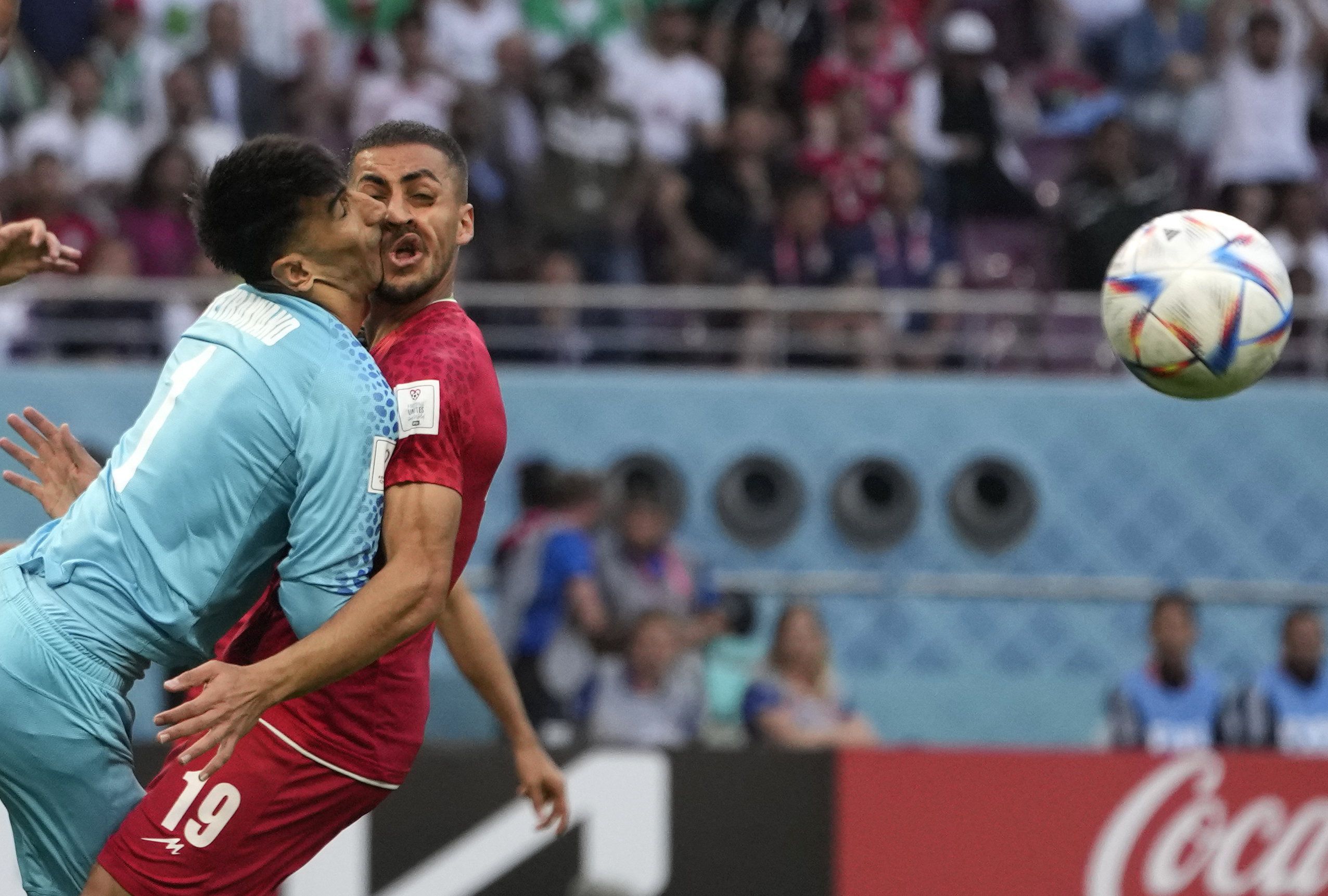 Ali Beiranvand iráni kapus összeütközik csapattársával, Madzsid Hoszeininivel a katari labdarúgó-világbajnokság első fordulójában, a B csoportban játszott Anglia-Irán mérkőzésen / Fotó: MTI/AP/Alessandra Tarantino