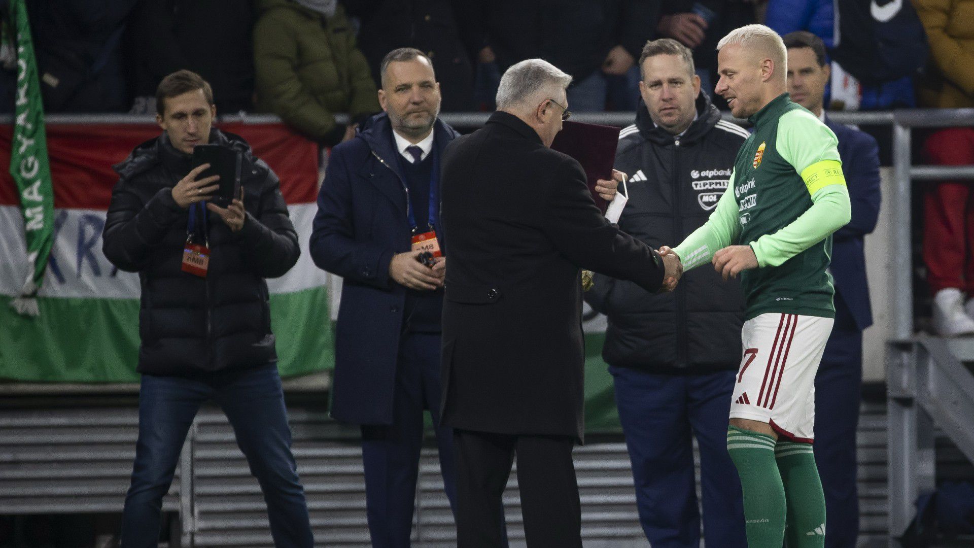 A focista a gyepen kapta meg a díszpolgári címet a meccs után Nyírlugos polgármesterétől /Fotó: Czerkl Gábor