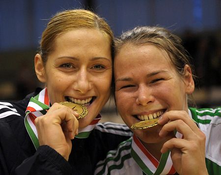 Hornyák (jobbra) sok nagy siker részese volt. Ezen a régi fotón sorozatban hatodik Magyar Kupa-győzelmét ünnepli a kiváló kapussal, Pálinger Katalinnal (Fotó: MTI)
