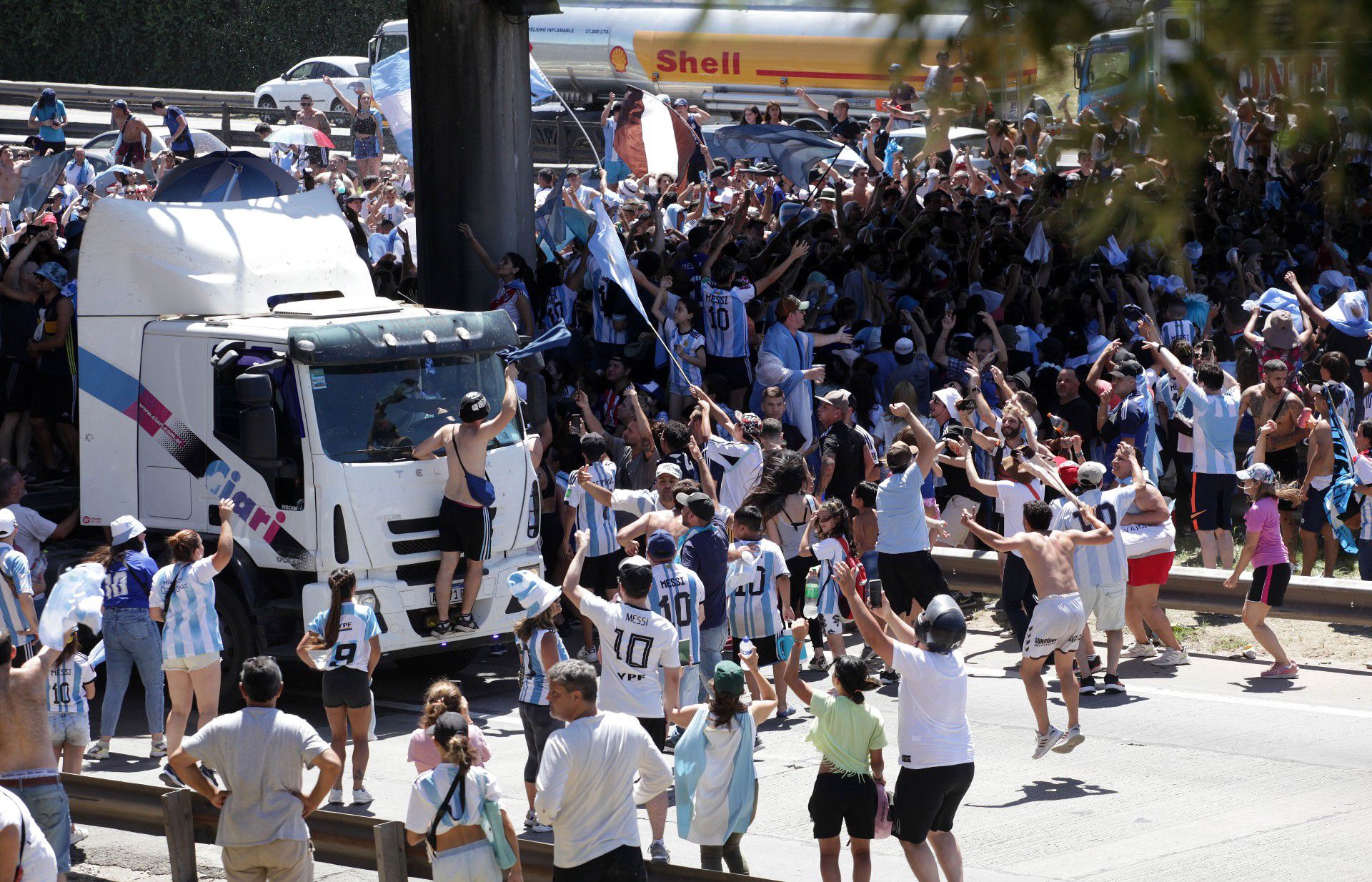 Az szurkolók próbáltak az argentin csapatot szállító buszba ugrani egy felüljáróról