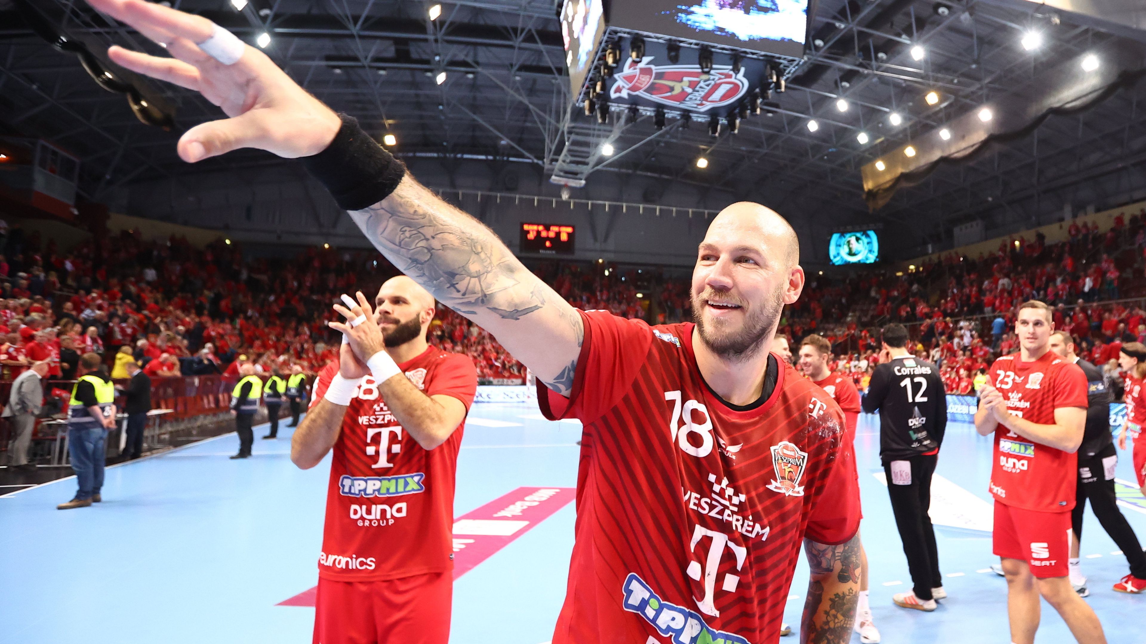 Andreas Nilsson (elöl) és Sipos Adrián (b), a győztes veszprémi csapat játékosai a férfi kézilabda NB I-ben játszott Telekom Veszprém - Pick Szeged mérkőzés után a Veszprém Arénában 2022. október 22-én / Fotó: MTI/Kovács Anikó