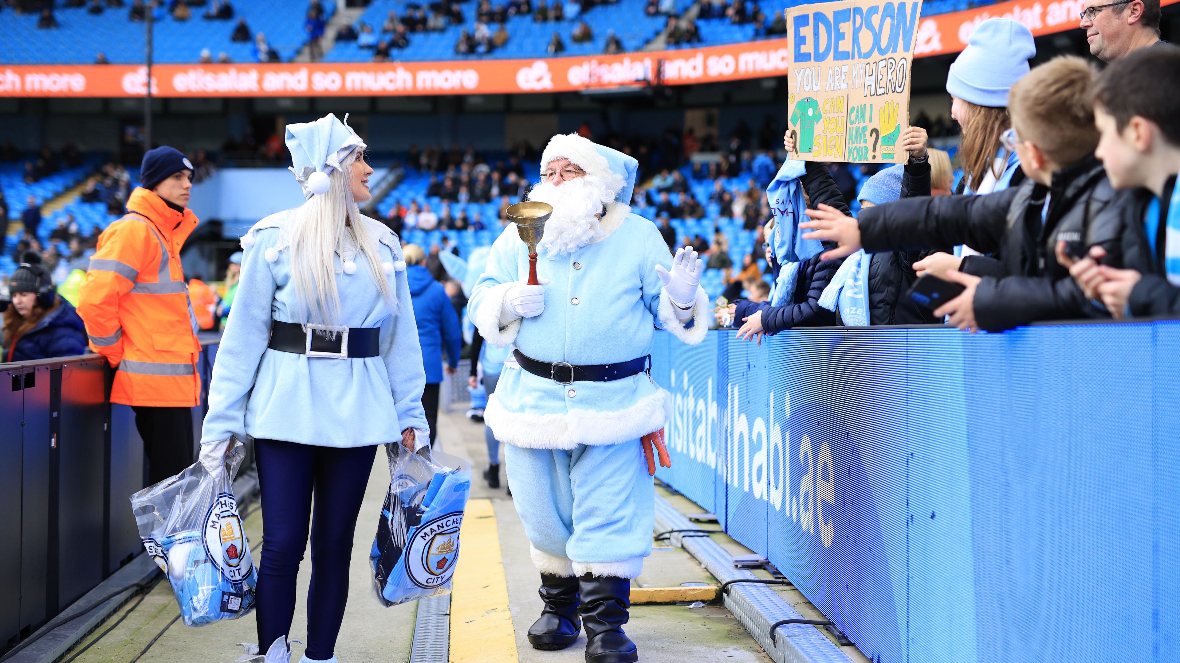 A Mikulás a Manchester City stadionjába is elviszi az ajándékokat
