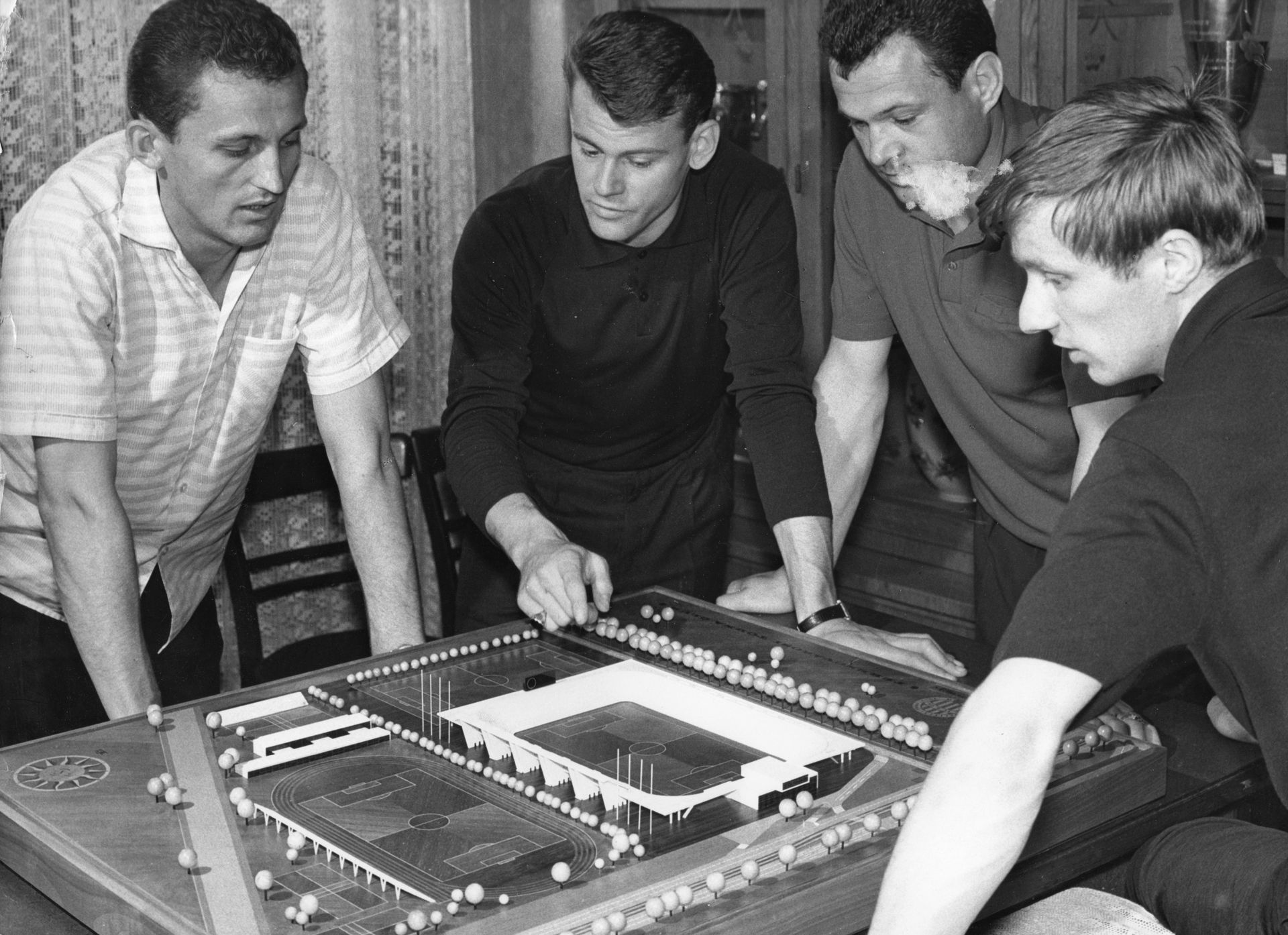 Ezen az 1968-as képen nyilván nem a bundáról beszélgetnek a Fradi (azóta elhunyt) sztárjai (balról): Albert Flórián, Szűcs Lajos, Novák Dezső, Varga Zoltán (Fotó: Fortepan)