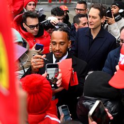 Lewis Hamilton először tesztelte a Ferrari autóját 