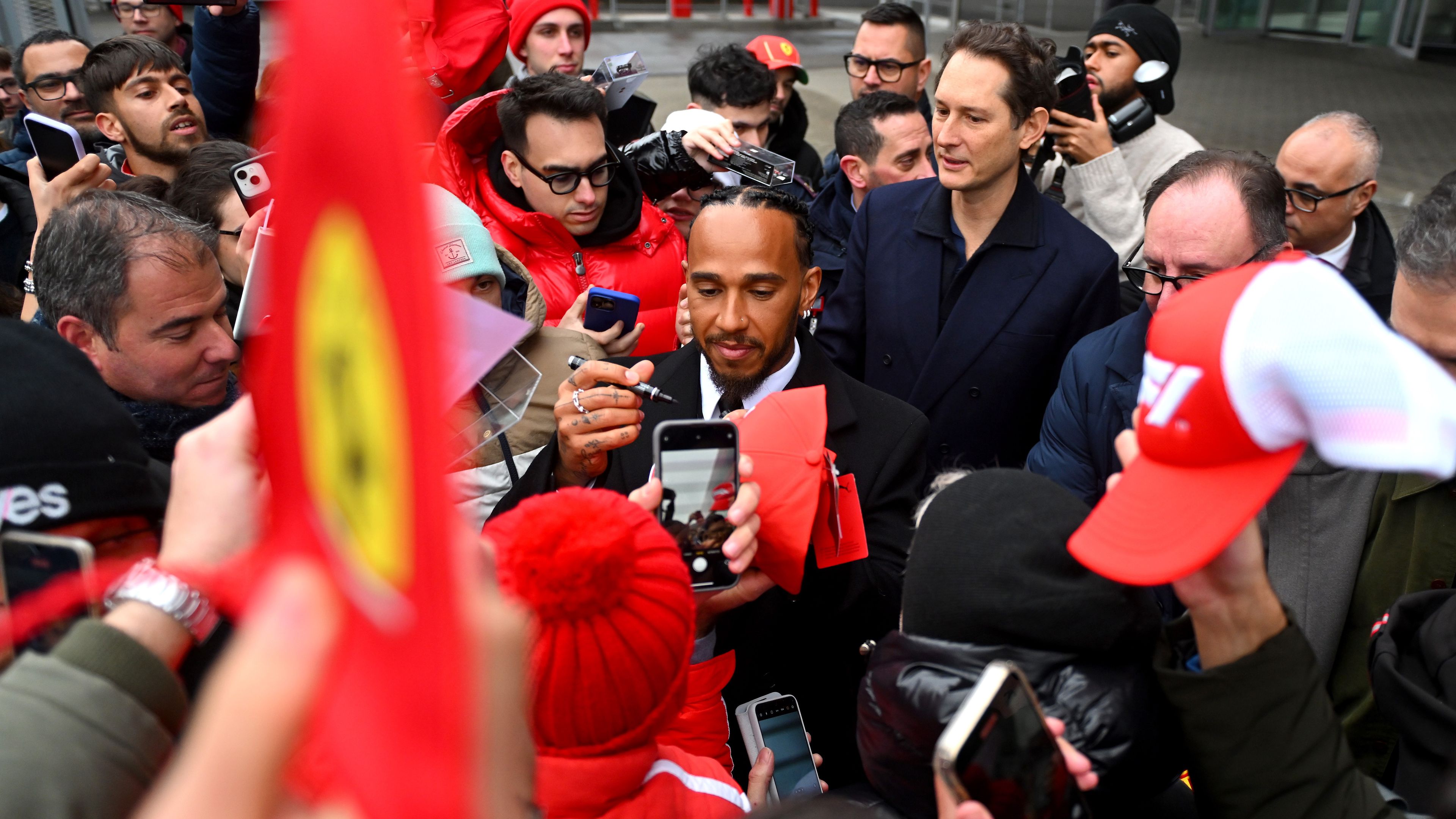 Hatalmas tömeg fogadta Maranellóban a hétszeres világbajnok Lewis Hamiltont. (Fotó: Getty Images)