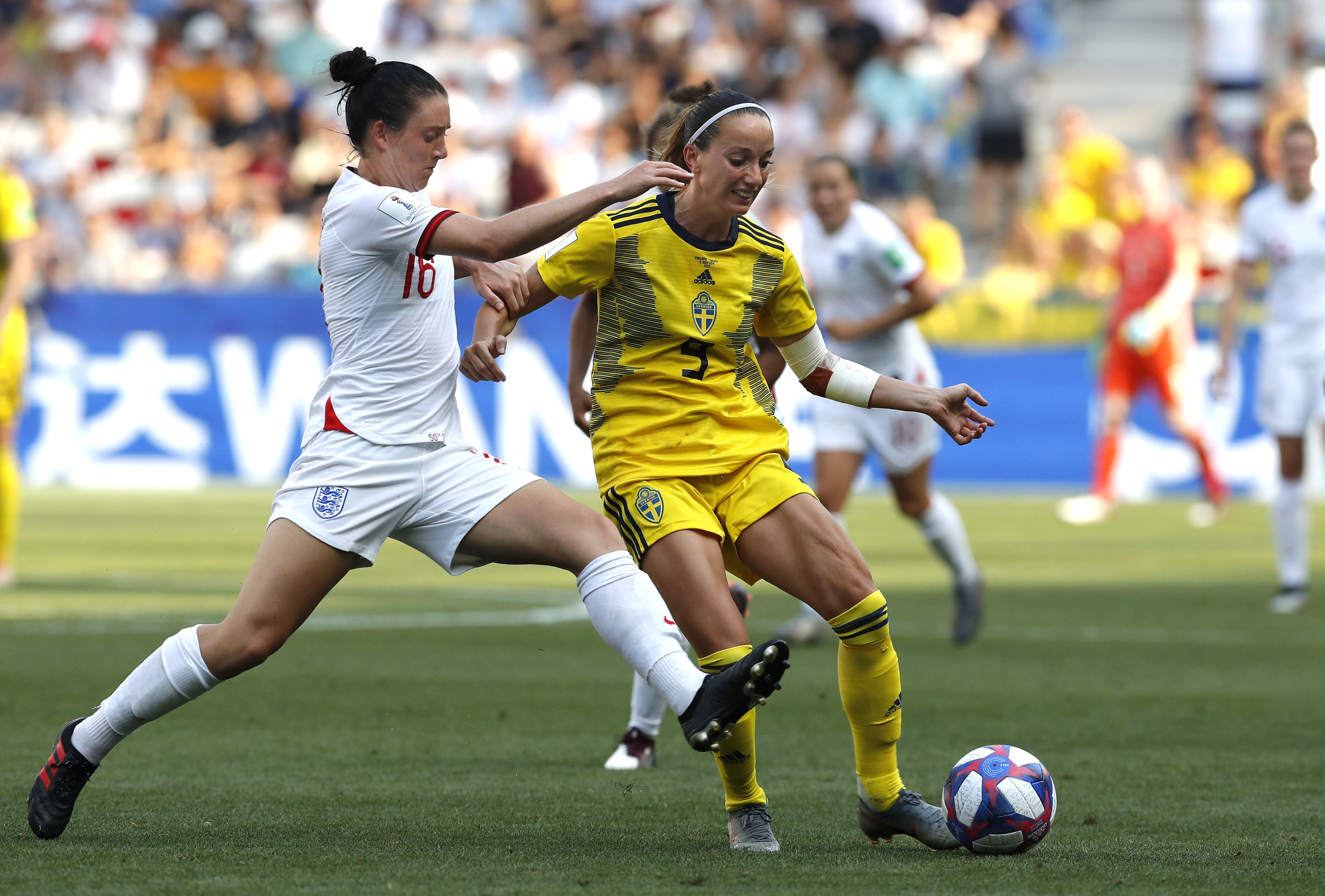 A svéd Nilla Fischer és az angol Jade Moore a női labdarúgó-világbajnokságon a Svédország–Anglia bronzmérkőzésen (Fotó: MTI/EPA/Sebastien Nogier)