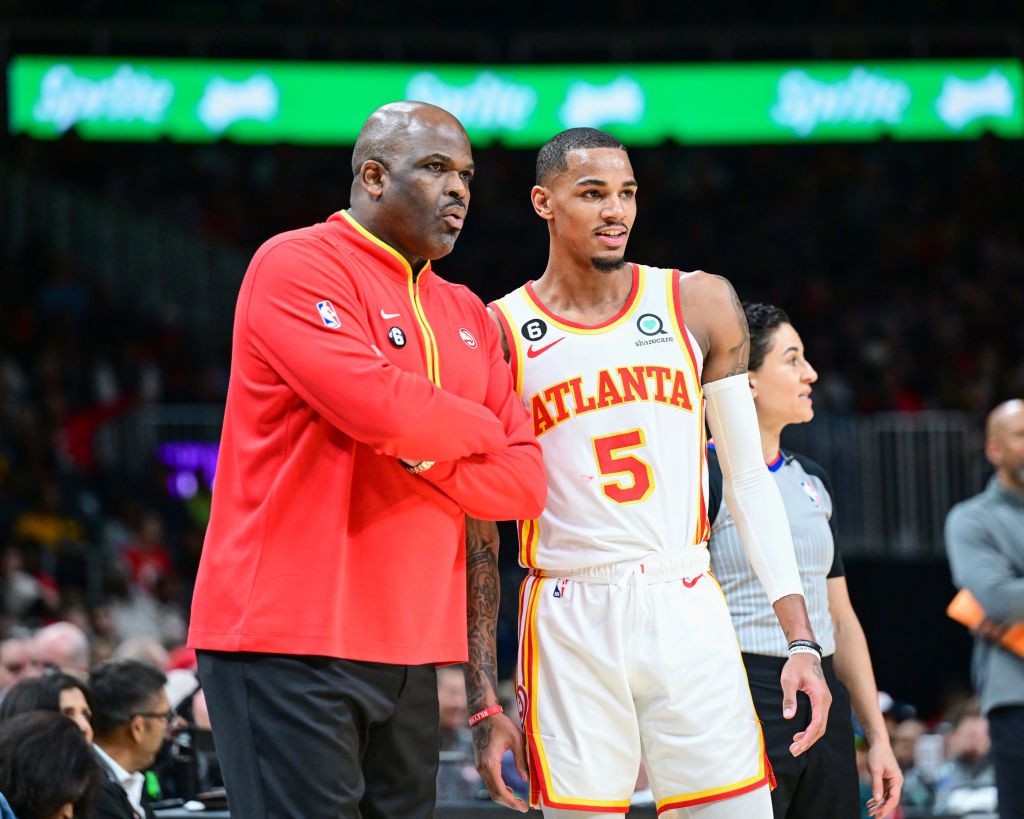 A menesztett Nate McMillan és a csapat sztárja, Dejounte Murray az Atlanta legutóbbi hazai bajnokiján (Fotó: Getty Images)