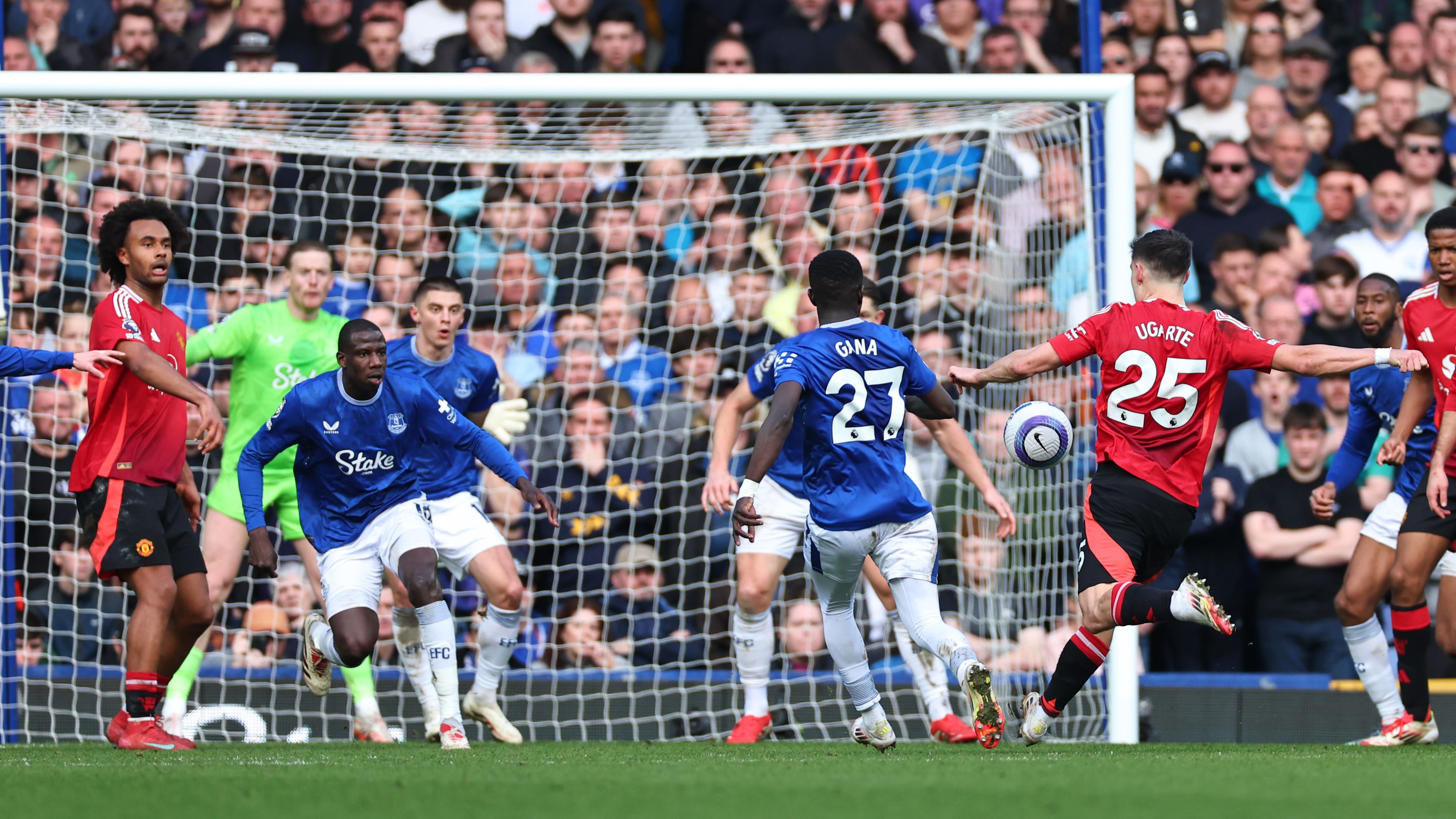 Kilátástalan helyzetből mentett pontot a Man. United az alsóházi derbin