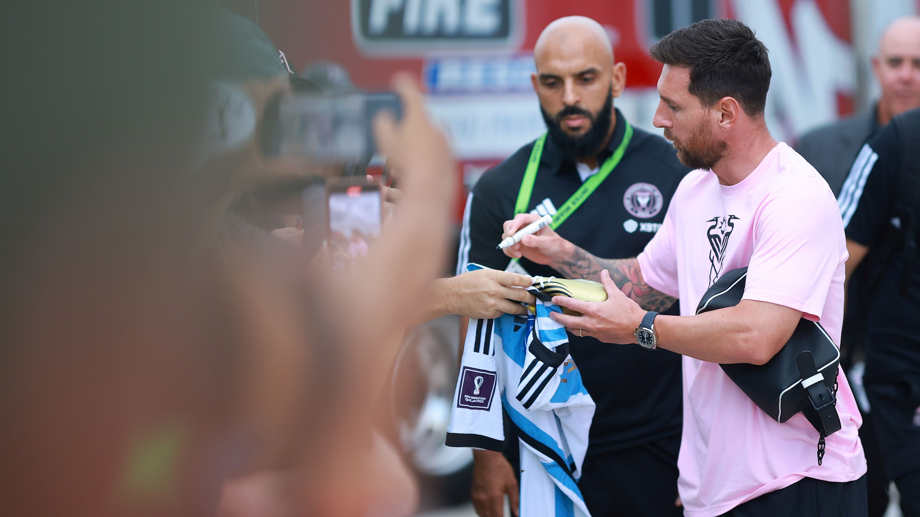 Messi autogramja miatt tiltják el a bírót