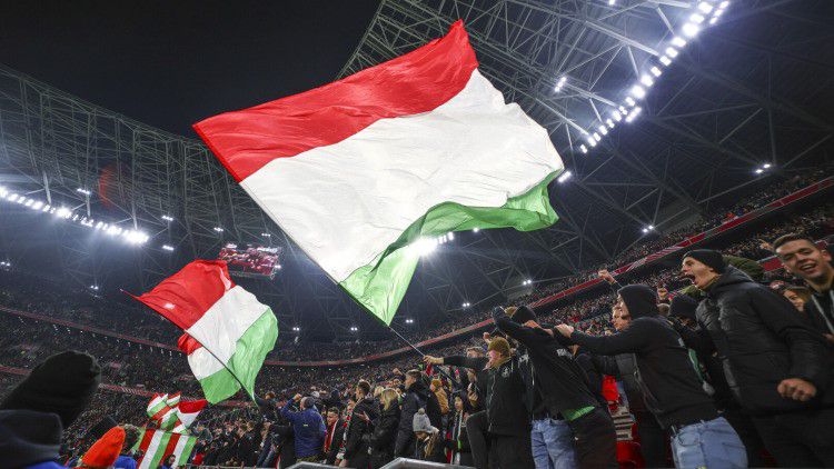 A Nagy-Magyarországot ábrázoló, de rasszista és kirekesztő üzeneteket nem tartalmazó drapériákat és zászlókat be lehet vinni a Puskás Arénába (Fotó: mlsz.hu)