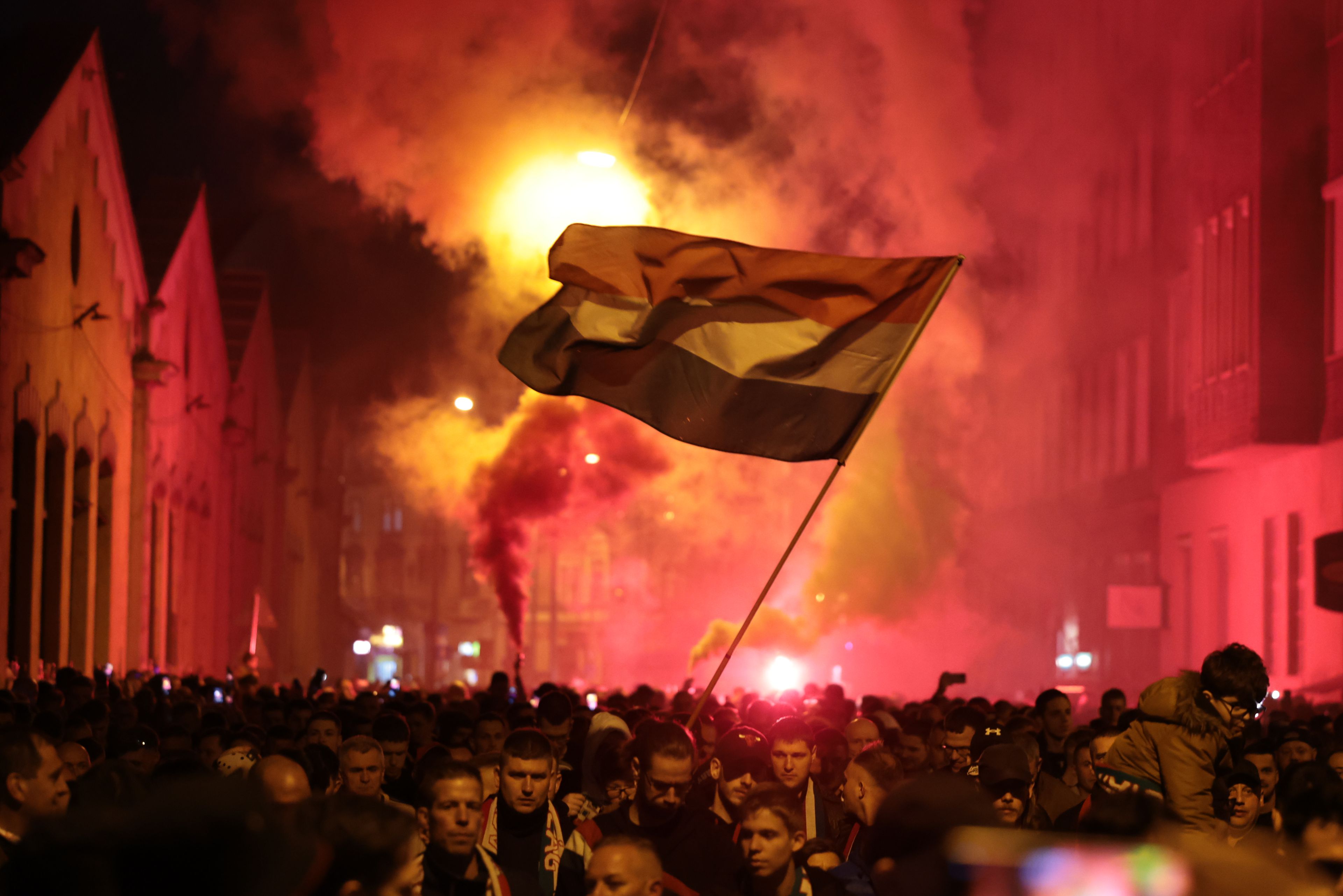 Galéria: füst, zászlók, szurkolók – így vonultak a magyar drukkerek