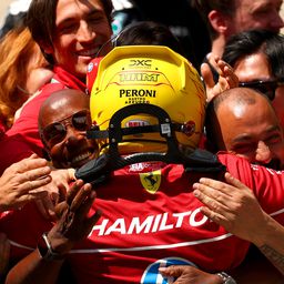Hamilton először nyert versenyt Ferrarival, Verstappen is örülhet