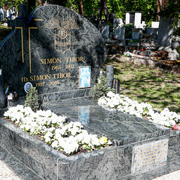Így néz ki Simon Tibor sírja 21 évvel a halála után