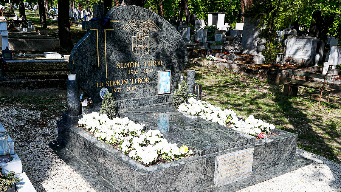 Simon Tibor és édesapja síremléke (fotó: Fuszek Gábor)