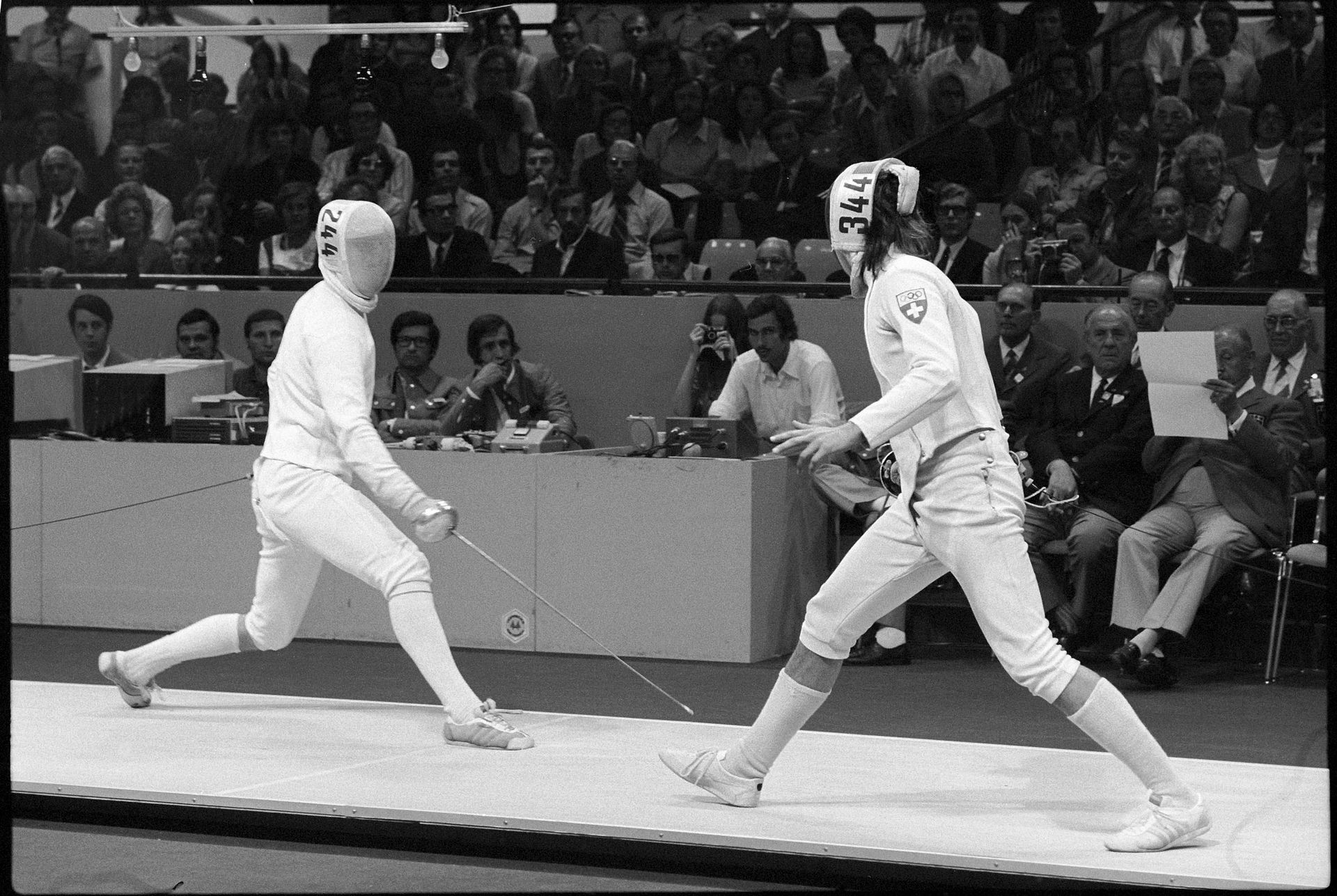 Schmitt (balra) az 1972-es párbajtőr-csapatverseny döntőjében a svájci Daniel Giger ellen vív, a mérkőzést a magyarok nyerték 8:4-re (Fotó: Getty Images)