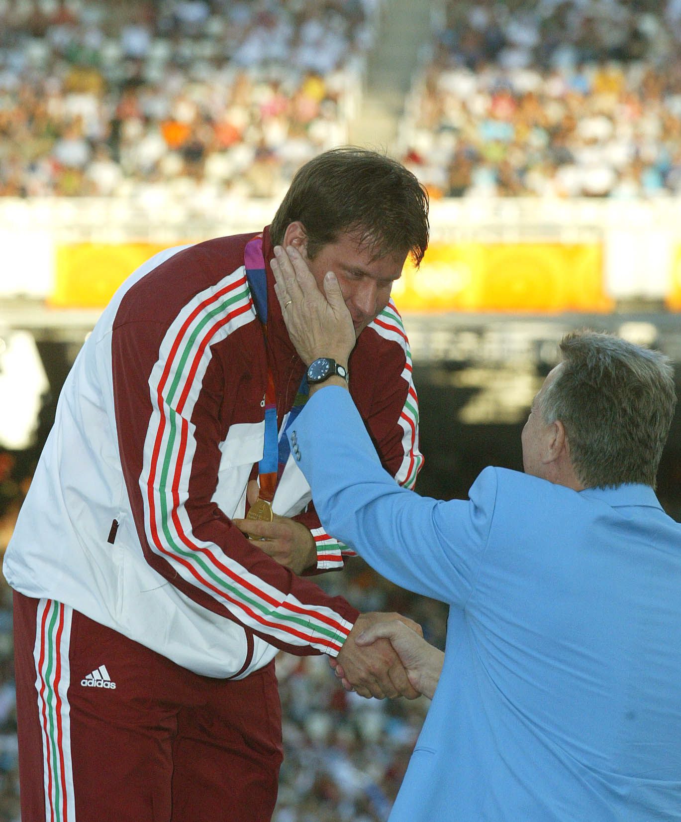 Annus Adriánnal a 2004-es olimpián a kalapácsvetés eredményhirdetésénél. Nem gondolta volna, hamarosan micsoda keserű pirulát kell lenyelnie... (Fotó: MTI/Bruzák Noémi)