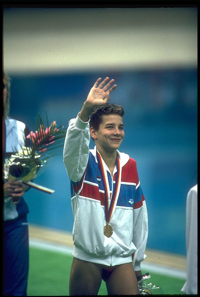 Egerszegi az 1988-as olimpia 200 méteres hátúszásának eredményhirdetése után. A 14 éves extraklasszis volt az első magyar sportoló, akinek Schmitt akasztotta az aranyat a nyakába... (Fotó: Getty Images)